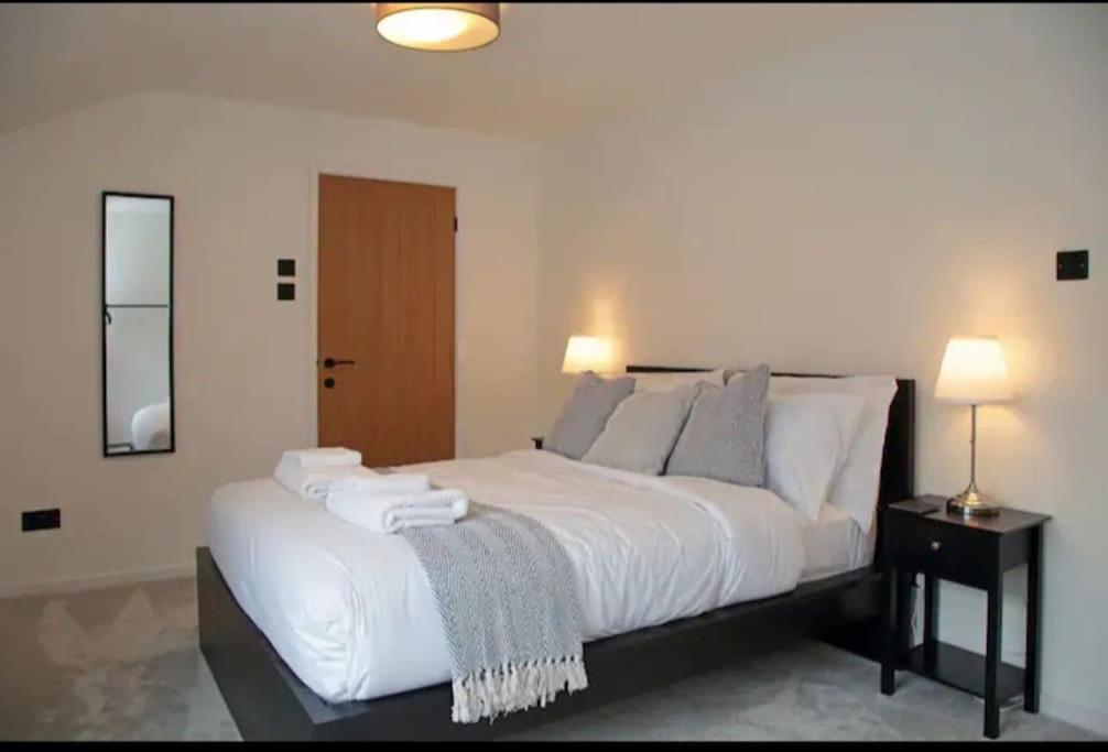 Modern Luxury 4 Bed House In Heart Of