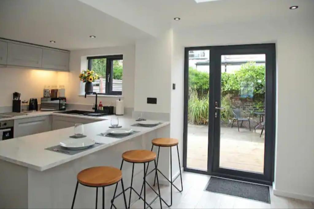 Modern Luxury 4 Bed House In Heart Of Ferienhaus